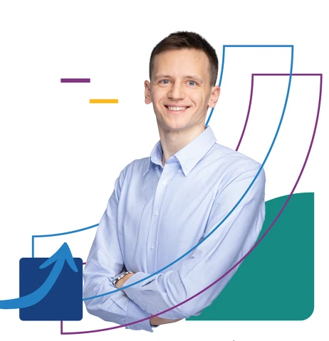 Mężczyzna w niebieskiej koszuli stoi z założonymi rękami na tle graficznych elementów symbolizujących rozwój i sukces