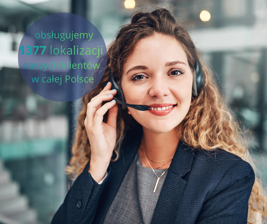 Uśmiechnięta kobieta z zestawem słuchawkowym reprezentująca obsługę klienta firmy działającej w całej Polsce