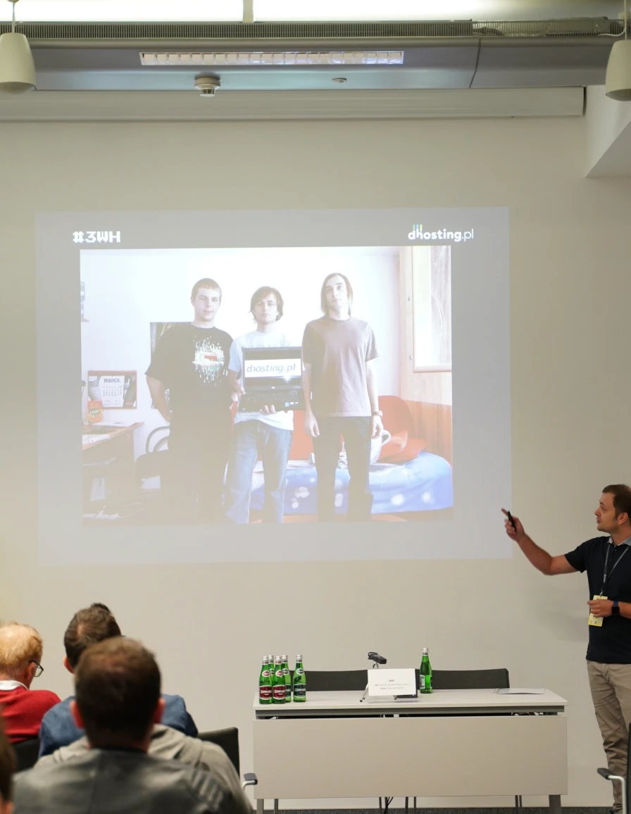 Prezentacja firmy dhosting.pl podczas spotkania z uczestnikami w sali konferencyjnej