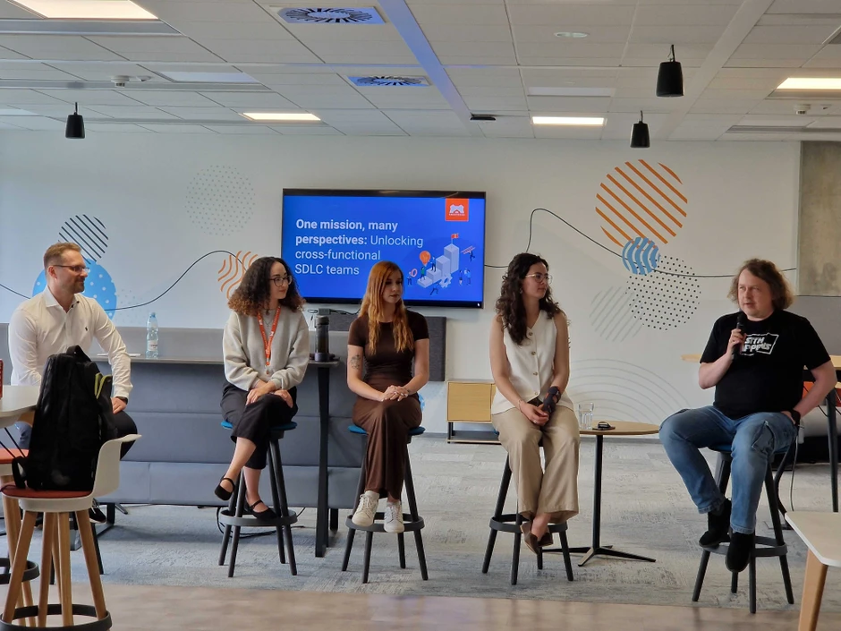 Prezentacja w firmowym biurze z pięcioma osobami siedzącymi na stołkach w trakcie dyskusji