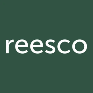 Logo firmy reesco na zielonym tle symbolizujące markę i identyfikację wizualną pracodawcy