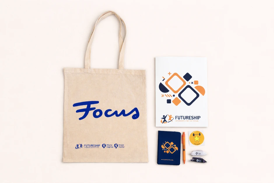 Zestaw materiałów promocyjnych firmowych z nadrukiem Focus i Futureship na bawełnianej torbie i artykułach biurowych