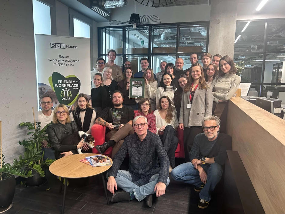 Zespół firmy ONE House pozujący w nowoczesnym biurze z nagrodą Friendly Workplace 2025