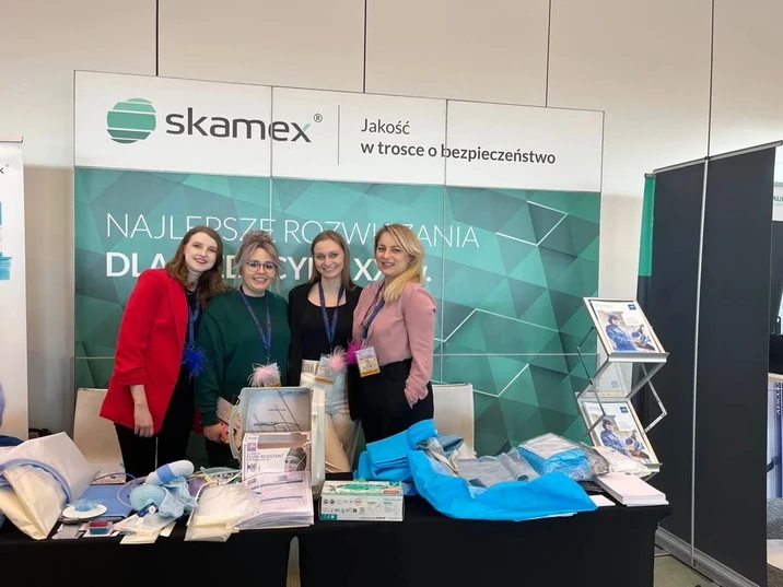 Zespół czterech kobiet prezentuje stanowisko firmy Skamex z produktami do ochrony i bezpieczeństwa