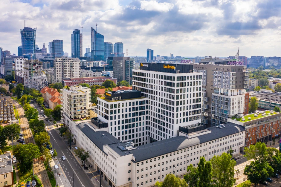 Widok na nowoczesne biurowce firmy Budimex w centrum Warszawy z panoramą miasta i drapaczami chmur