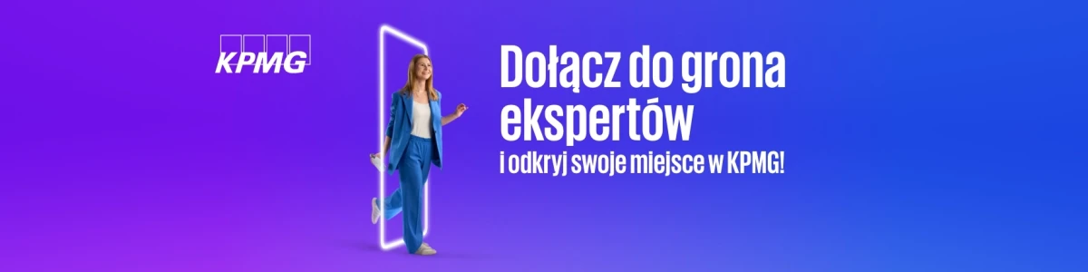 Kobieta w niebieskim garniturze wychodzi przez świetlną ramę na fioletowo-niebieskim tle z napisem KPMG