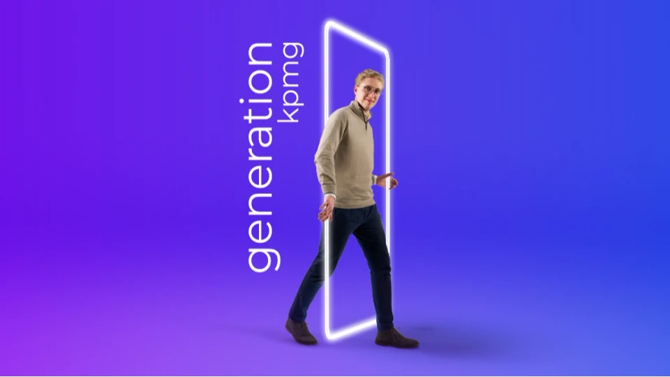 Mężczyzna przechodzi przez neonową bramę na tle gradientu od fioletu do niebieskiego z napisem generation kpmg