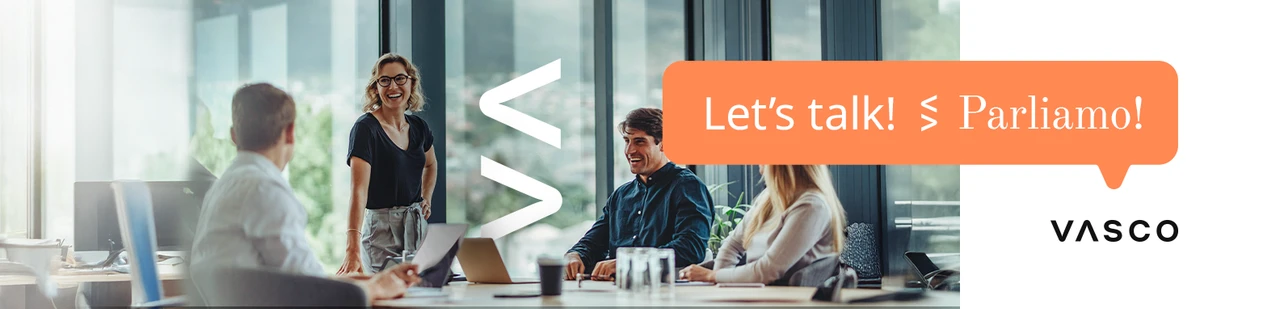 Zespół pracowników w nowoczesnym biurze podczas owocnej i radosnej narady zespołowej