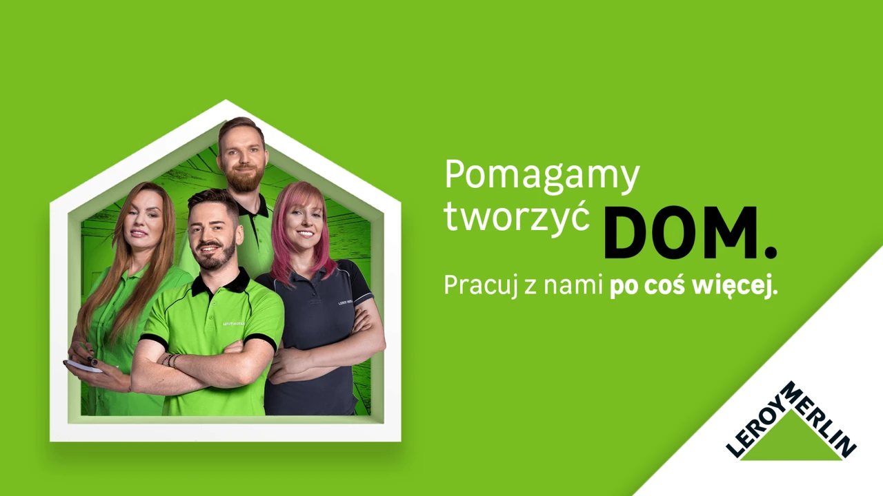 Cztery osoby w zielonych i czarnych koszulkach stoją w białym kształcie domu na zielonym tle z napisem o pracy w Leroy Merlin