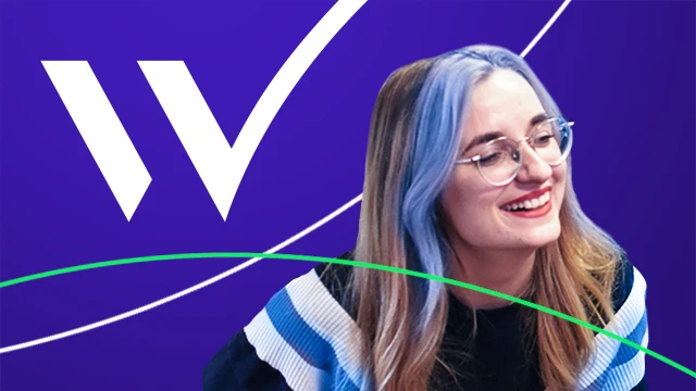 Młoda kobieta z niebieskimi pasemkami w włosach uśmiecha się na tle fioletowego tła z logo firmy