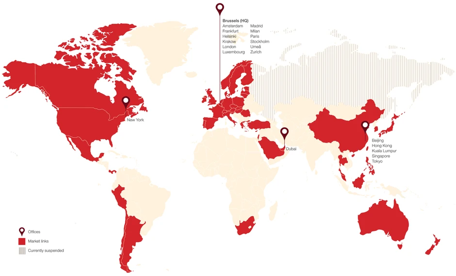 Mapa świata prezentująca globalną sieć biur i rynków działalności firmy z centrami w Brukseli, Nowym Jorku i Dubaju