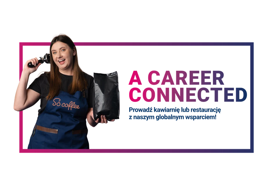 Uśmiechnięta baristka w fartuchu So Coffee trzyma paczkę kawy i narzędzie do espresso