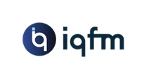 Logo firmy iqfm z białym symbolem na granatowym tle obok czarnego napisu iqfm