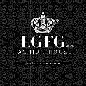 Eleganckie logo LGFG Fashion House z koroną na ciemnym, ozdobnym tle w stylu luksusowej mody
