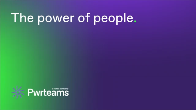 Logo firmy Pwrteams na kolorowym tle z napisem The power of people podkreślającym wartość zespołu