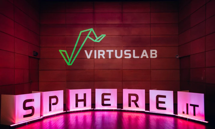Logo VirtusLab na ścianie biura i podświetlane litery tworzące napis Sphere IT w nowoczesnym wnętrzu