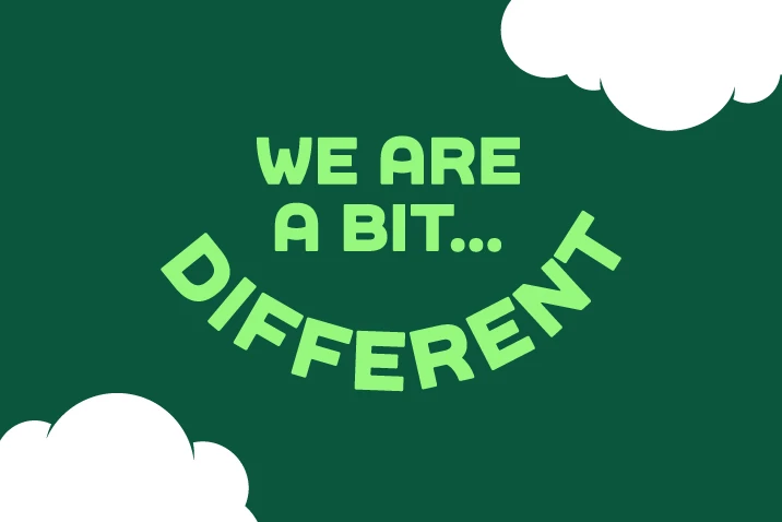 Grafika z zielonym tłem i napisem We are a bit different oraz białe chmurki w rogach