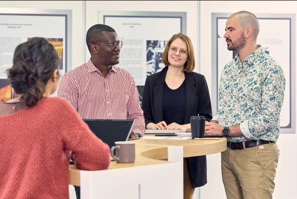 Zespół czterech pracowników prowadzi kreatywne spotkanie w nowoczesnym biurze przy okrągłym stole