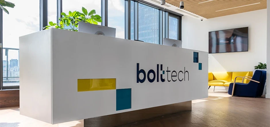 Nowoczesne biuro Bolttech z jasną recepcją i wygodną strefą wypoczynku przy dużych oknach