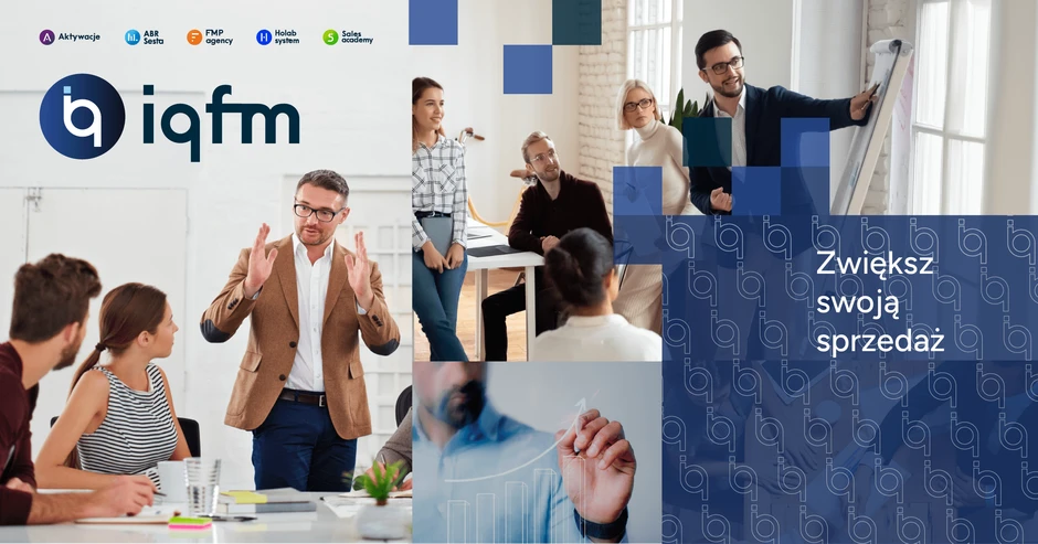 Zespół osób podczas szkolenia sprzedażowego w nowoczesnym biurze z materiałami edukacyjnymi firmy iqfm