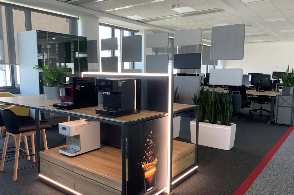 Nowoczesna przestrzeń biurowa z automatycznymi ekspresami do kawy i designerskimi meblami