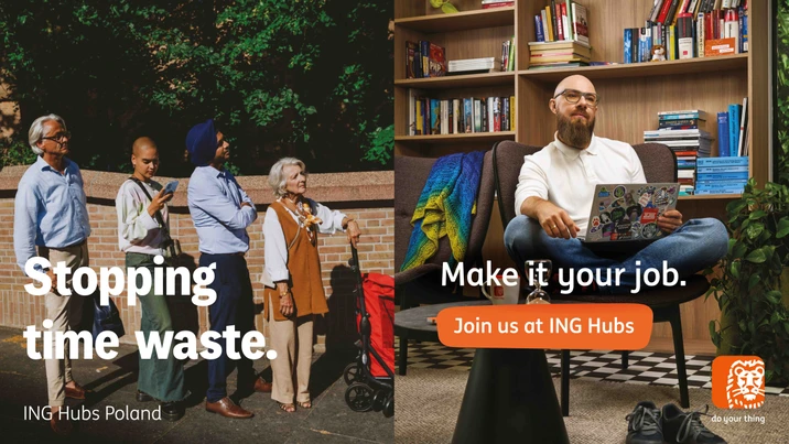 Pracownik ING Hubs siedzi z laptopem w wygodnej przestrzeni biurowej pełnej książek i roślin, zachęcając do dołączenia