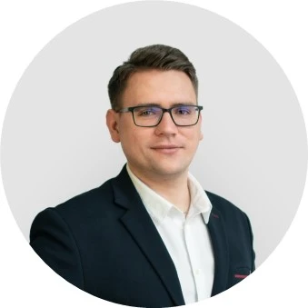 Portret profesjonalnego mężczyzny w okularach w eleganckim garniturze na jasnym tle