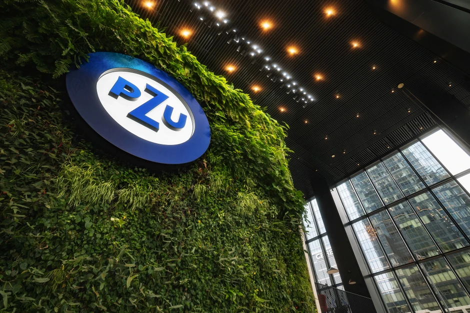 Nowoczesne biuro PZU z zieloną ścianą roślinną i dużymi oknami widok na wieżowce