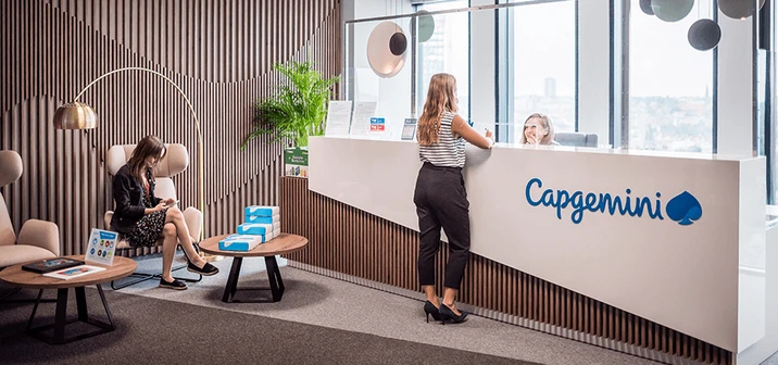 Nowoczesne biuro Capgemini z recepcją, wygodnymi fotelami i profesjonalną obsługą klientów