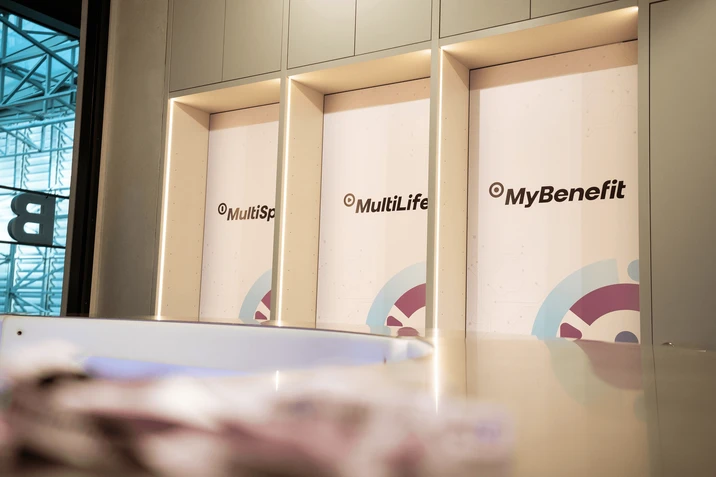 Nowoczesne wnętrze biura z podświetlonymi panelami reklamującymi usługi MultiSport MultiLife i MyBenefit