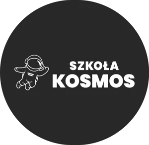 Czarne logo szkoły Kosmos z białą grafiką astronauty i wyraźnym napisem na środku