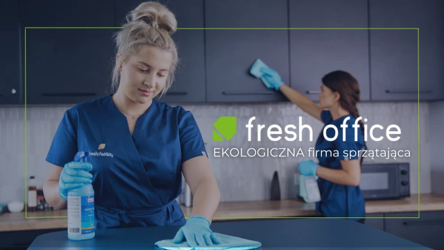 Dwóch pracowników Fresh Office sprząta kuchnię biurową używając ekologicznych środków czystości