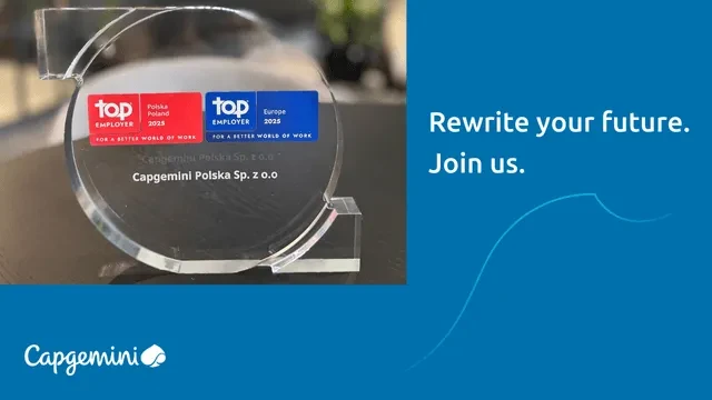 Zdjęcie statuetki z nagrodą Top Employer 2025 dla Capgemini Polska na niebieskim tle z hasłem Rekonfiguruj swoją przyszłość