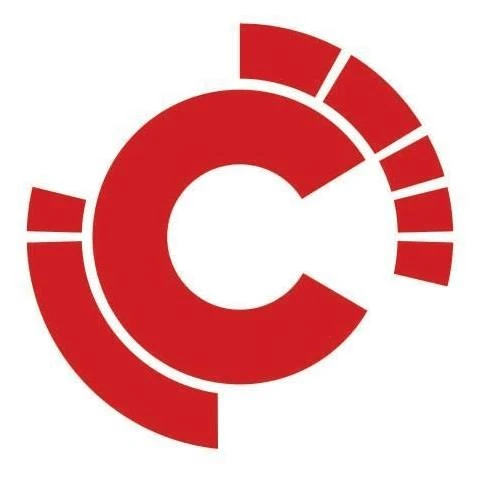 Logo firmy w kształcie stylizowanej litery C z czerwonymi elementami układającymi się w okrągły wzór