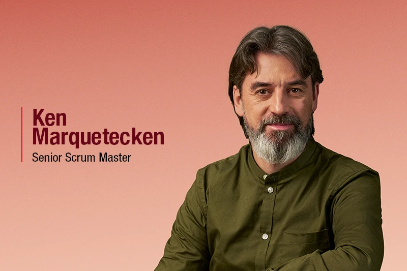 Dojrzały mężczyzna z zarostem w zielonej koszuli na różowym tle w profilu pracodawcy