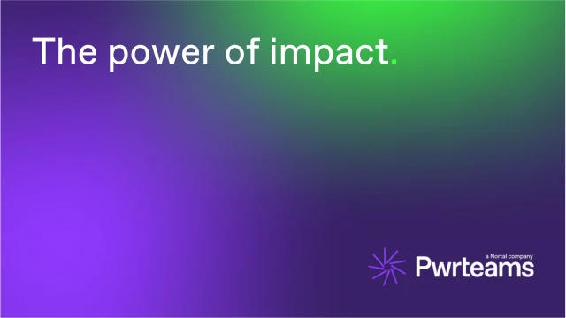 Slogan The power of impact na tle gradientu fioletowo-zielonym z logo Pwteams w prawym dolnym rogu