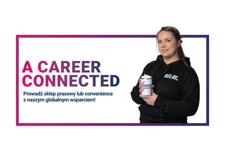 Kobieta w czarnej bluzie z logo Relay trzyma kubek z napisem A Career Connected