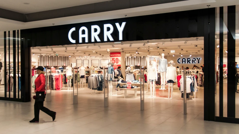 Nowoczesny sklep Carry w galerii handlowej z modną odzieżą i manekinami na witrynie