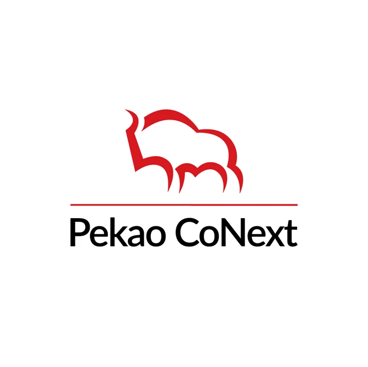 Logo firmy Pekao CoNext z czerwonym symbolem białego niedźwiedzia na białym tle
