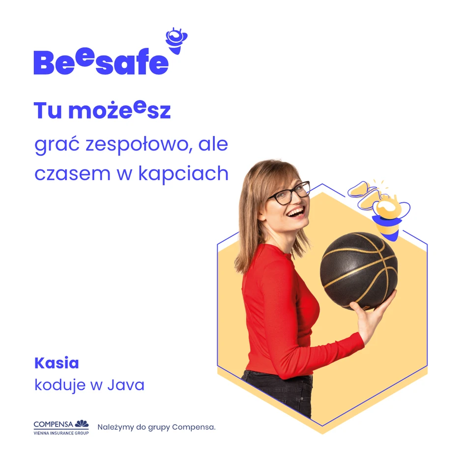 Kobieta w czerwonym swetrze trzyma piłkę do koszykówki i uśmiecha się na tle żółtego sześciokąta