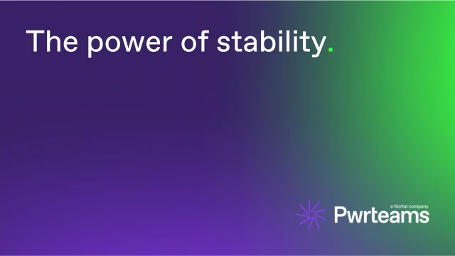 Minimalistyczne tło w odcieniach fioletu i zieleni z hasłem The power of stability i logo firmy Pwrteams