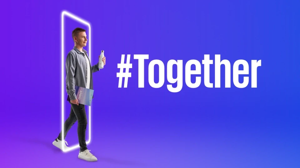 Młody mężczyzna z butelką i dokumentami wychodzi z neonowej bramy na morfująco-niebieskim tle z hashtagiem Together