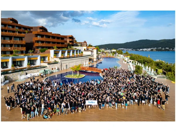 Zgrupowanie pracowników na dużym tarasie hotelowym nad morzem podczas firmowego wydarzenia integracyjnego