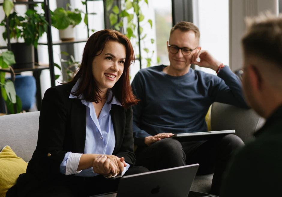 Zespół podczas spotkania w nowoczesnym biurze pełnym roślin i naturalnego światła