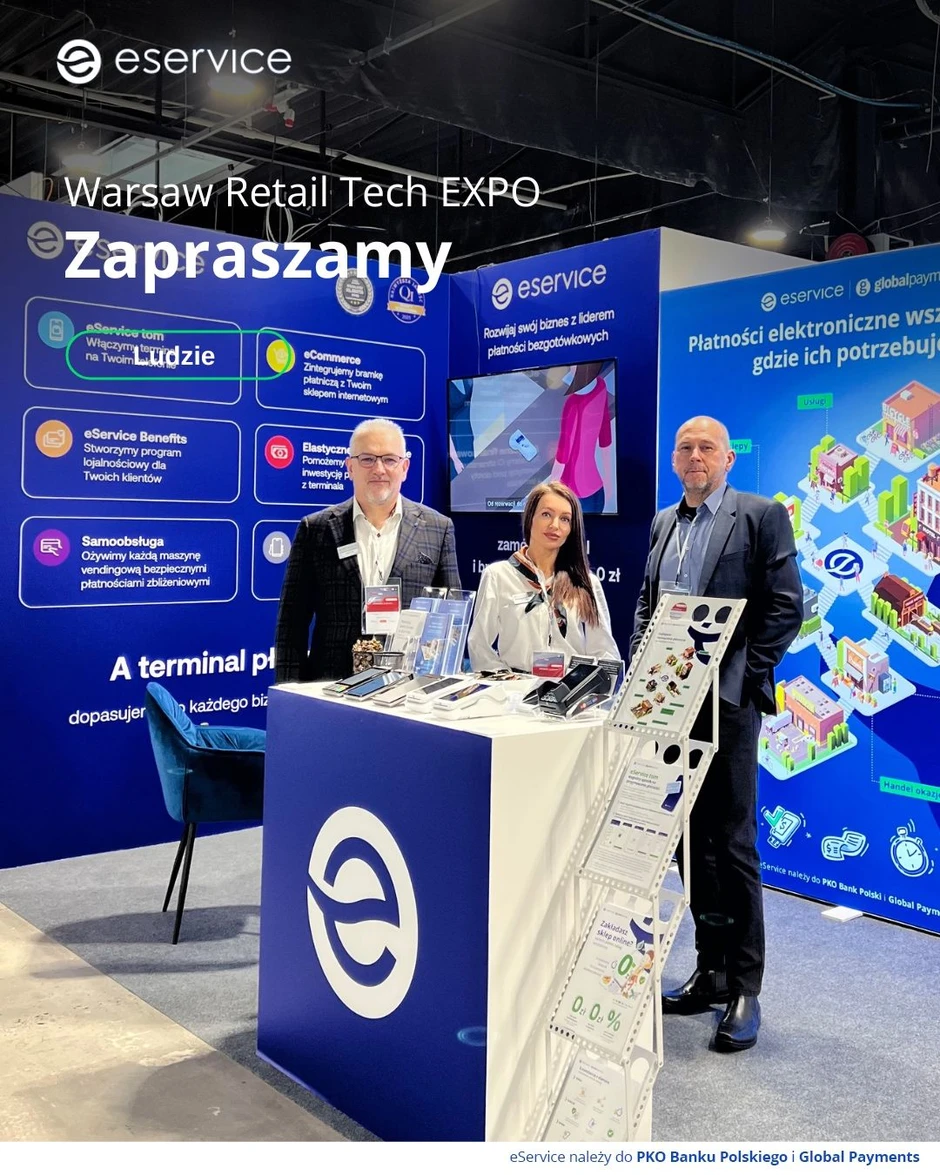 Stoisko firmy eService na targach Warsaw Retail Tech EXPO z trzema przedstawicielami i materiałami informacyjnymi