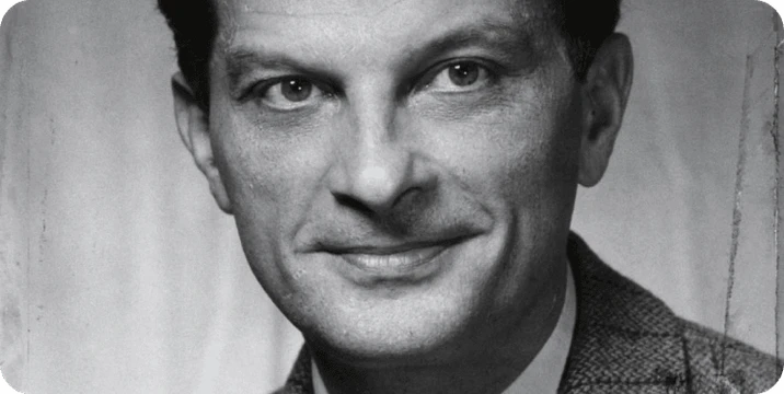 Czarno-białe portretowe zdjęcie mężczyzny w średnim wieku w eleganckim garniturze i lekkim uśmiechu