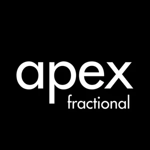 Logo firmy Apex Fractional przedstawione białą czcionką na czarnym tle w profilu pracodawcy