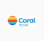 Logo firmy Coral Travel na białym tle z kolorowym motywem w kształcie koła