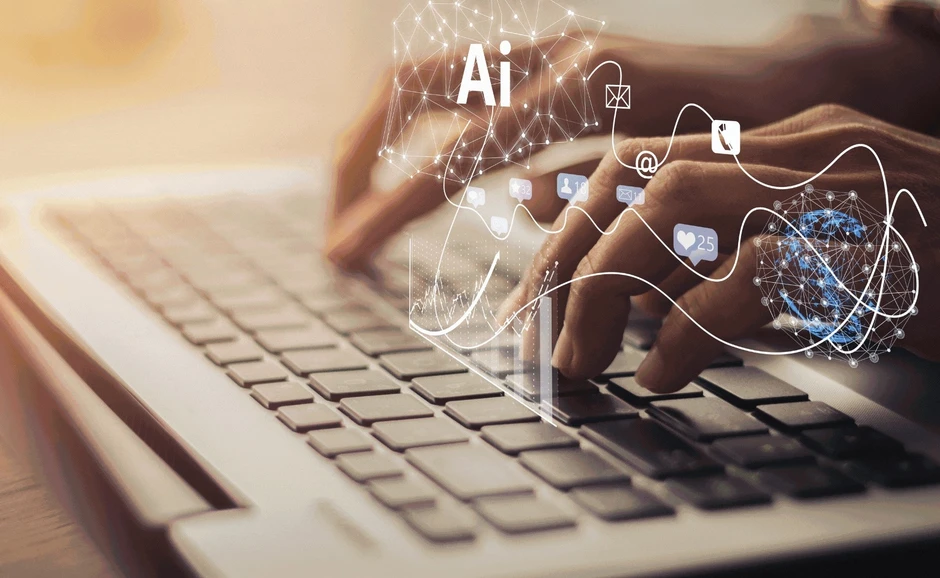 Osoba wpisująca na laptopie z graficznymi ikonami AI i sieci społecznościowych nad klawiaturą