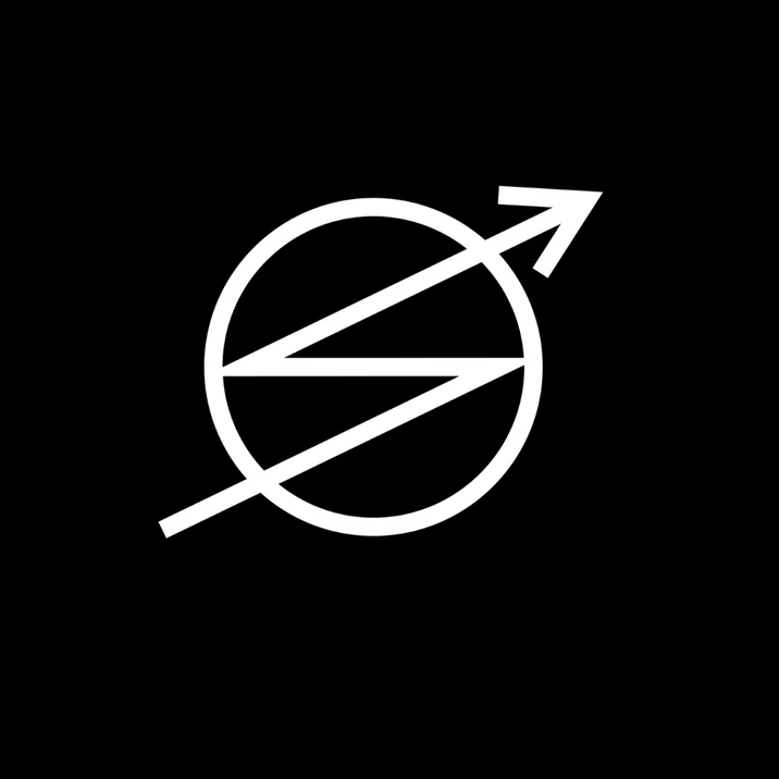 Logo w białym kolorze na czarnym tle przedstawiające okrąg i strzałkę symbolizującą rozwój i postęp firmy